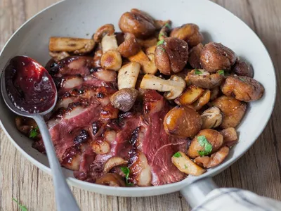 Magret de canard aux marrons et cèpes