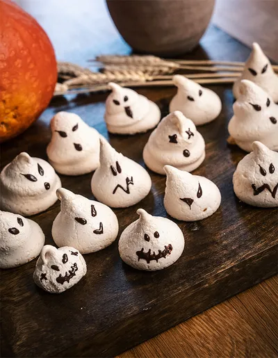 Meringues en costume de fantômes