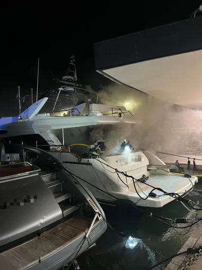 Un feu de bateau au port de Cannes