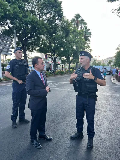 Festival d'art pyrotechnique de Cannes : le Préfet à la rencontre des forces de l'ordre