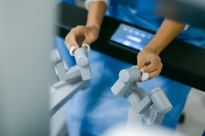 Cannes : un robot révolutionne la chirurgie à l’hôpital Simone Veil