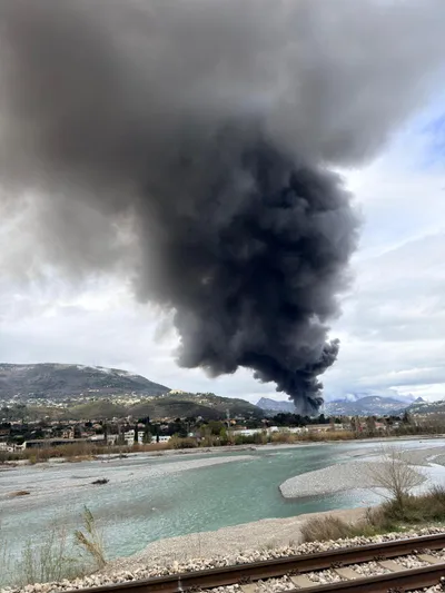Incendie dans la zone industrielle de Carros