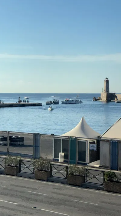 Des pêcheurs bloquent le port de Nice