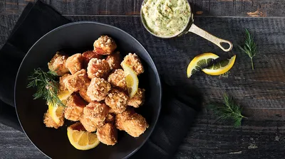 Cubes de poisson pannés au riz soufflé et parmesan