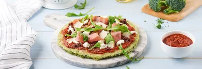 Pizza healthy: pâte au brocoli, ricotta et jambon cru