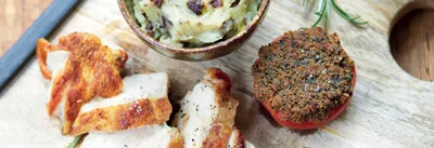 Poulet mariné au romarin, purée et tomates à la provençale