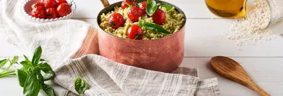 Risotto au pesto vert, parmesan, lard grillé et tomates cerises