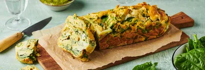 Cake au pesto, mozzarella, épinards et mortadelle