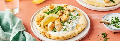 Naans de poulet au citron et herbes