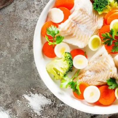 Cabillaud à la vapeur et légumes de saison