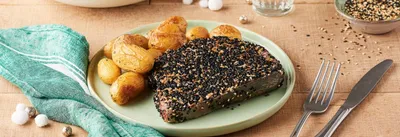 Thon rouge en croûte de sésame noir et doré 