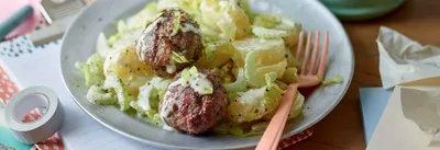 Salade de pommes de terre et fricadelles de bœuf