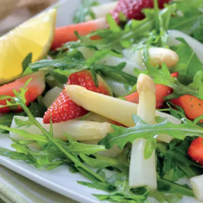 Salade de roquette, asperges et fraises