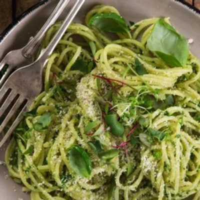 Spaghettis au pesto fait maison et roquette 