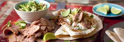 Tortilla, porc en lamelles et salade d'avocat