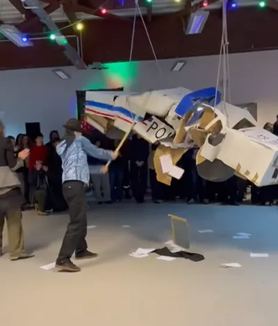 Les étudiants détruisent une piñata en forme de voiture de police 