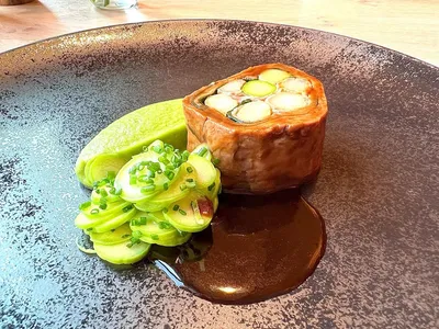 Roulé de paleron de bœuf et asperges d’Alsace, jus corsé