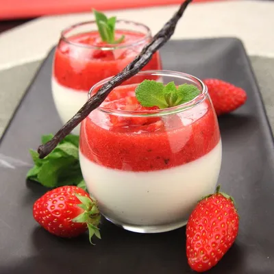 Panna cotta aux asperges et chutney de fraises