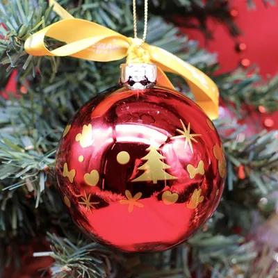 Vol de boules de Noël rouges au marché de Noël de Mulhouse