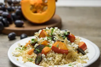 Salade tiède de boulghour, potiron, raisins et poulet