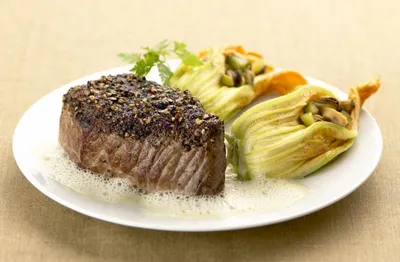 Bifteck au poivre, moules et fleurs de courgettes