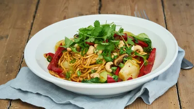 Nouilles sautées au chou pak choi, poulet et champignons noirs