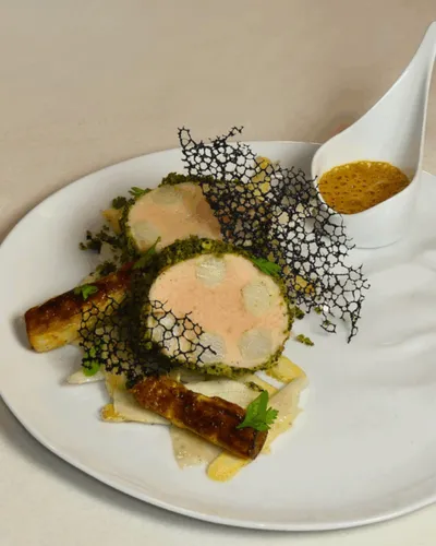 Ballottines d’asperges blanches d’Alsace et farce fine d’écrevisses et bisque parfumée