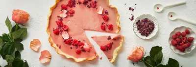 Panna cotta en tarte à la framboise et la rose