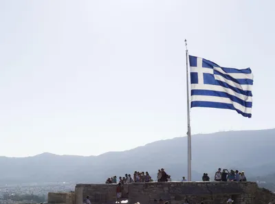 Grèce : deux morts et des centaines d’évacuations dans des incendies près d’Athènes