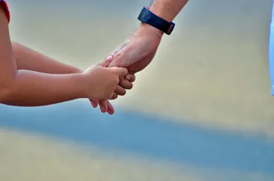 Les deux enfants abandonnés au Portugal de retour en France