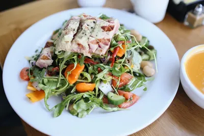 Salade roquette, poulet et légumes du soleil