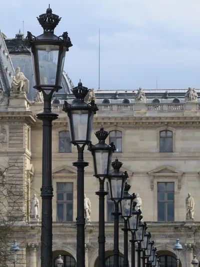Braquage au Louvre : l'enquête accélère, cinq suspects arrêtés