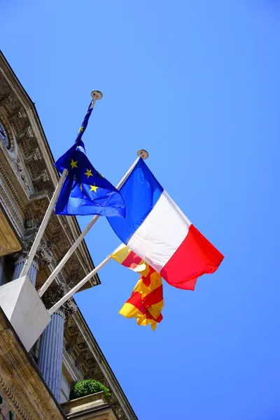 Drapeaux européens retirés de certaines mairies : polémique politique