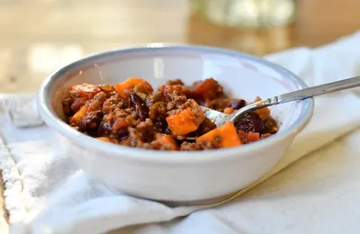 Chili à la viande hachée, haricots noirs et carottes