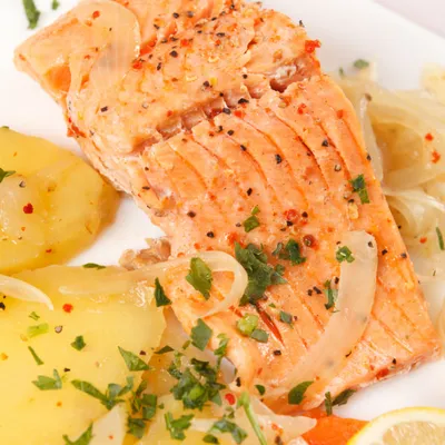 Saumon aux pommes de terre et sauce au cidre