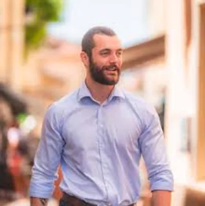 Menton : Louis Sarkozy porte plainte après des dégradations sur sa permanence