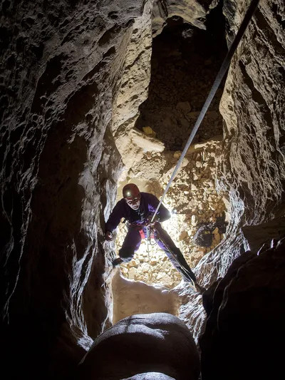 Pyrénées-Atlantiques : un spéléologue blessé à 350 mètres sous terre, vaste opération de secours