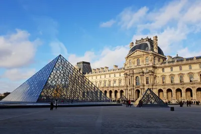 Cambriolage du Louvre : deux suspects identifiés par ADN