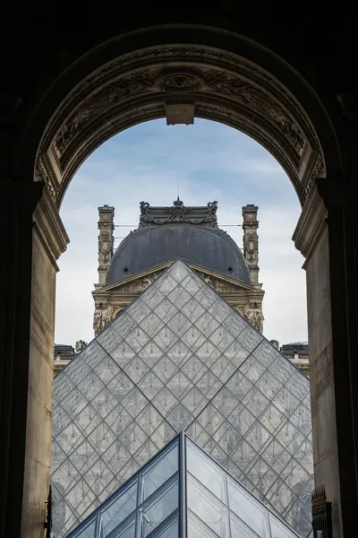Casse du Louvre : un quatrième suspect écroué