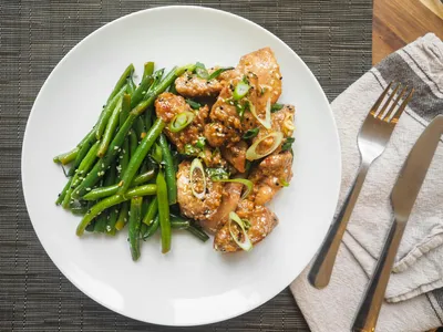 Poulet au sésame et haricots verts
