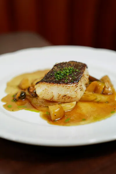 Filet de merlu sur sa peau au beurre