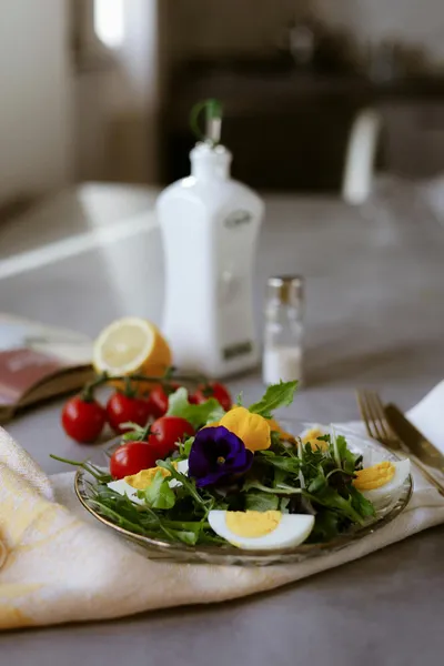 Salade de roquette, œufs durs et magret de canard