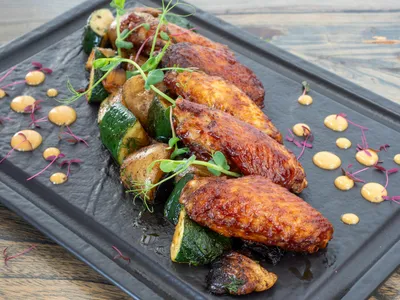 Ailes de poulet et légumes au four