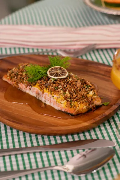 Saumon en croute d'arachide et herbes fraîches