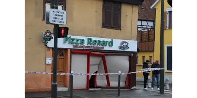Strasbourg : une voiture s'encastre dans une pizzeria après un accident avec un tram