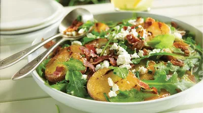 Salade de mi-saison, pommes de terre sautées, roquette