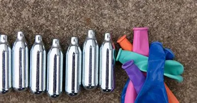 Nice : plusieurs centaines de bonbonnes de gaz “hilarant” saisis en six semaines