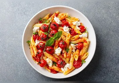 Penne aux tomates cerise, basilic et mozzarella