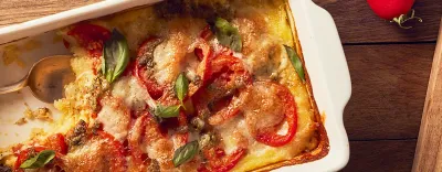 Polenta grillée au pesto et aux tomates