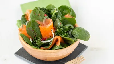 Salade épinards, saumon et radis